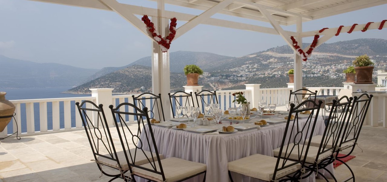 Large dining terrace with seating for 10